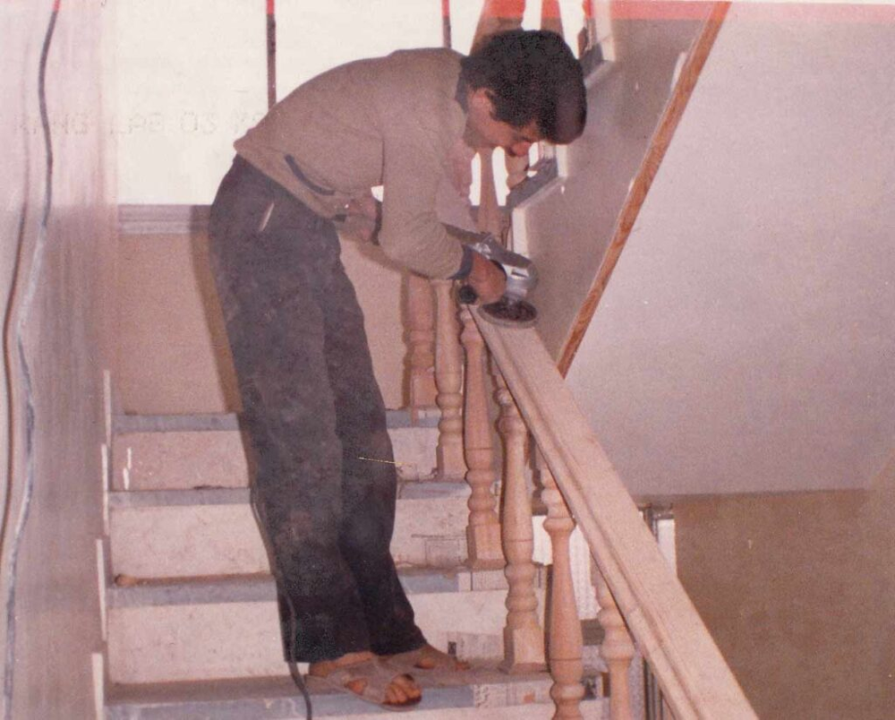 دکتر علیرضا نبی در حال نجاری